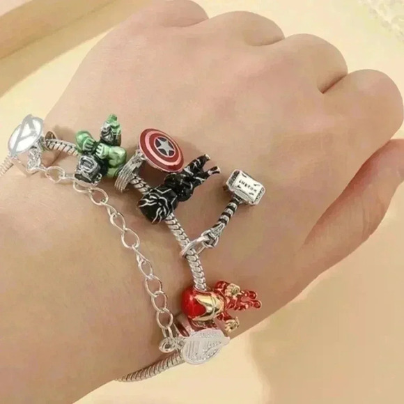Avengers Hot Charm Bracelet - Picture 2 of 2